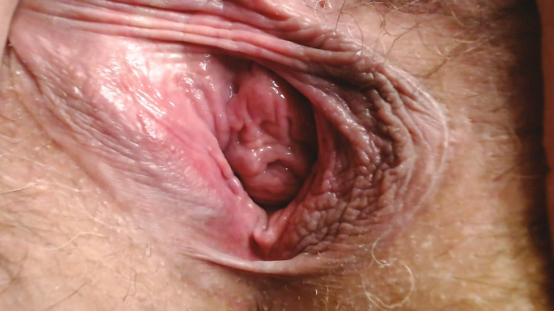 Abby Anna: 濡れた猫ぽっかりと広がる毛深い茂み