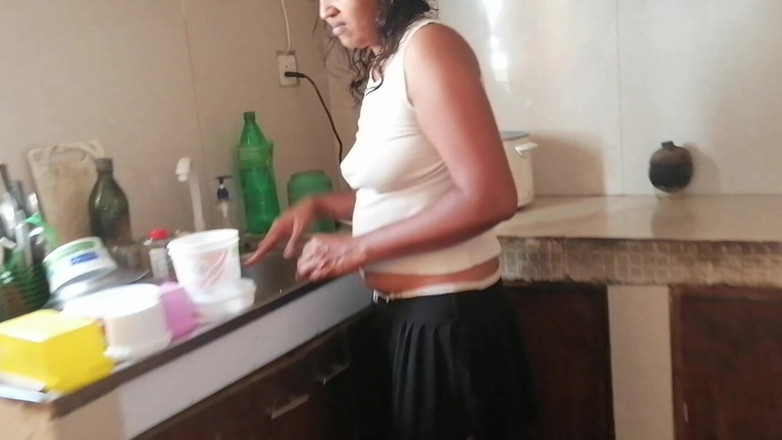 Tina Baby: Filmare secretă a mătușii mele, în timp ce ea bucătarește