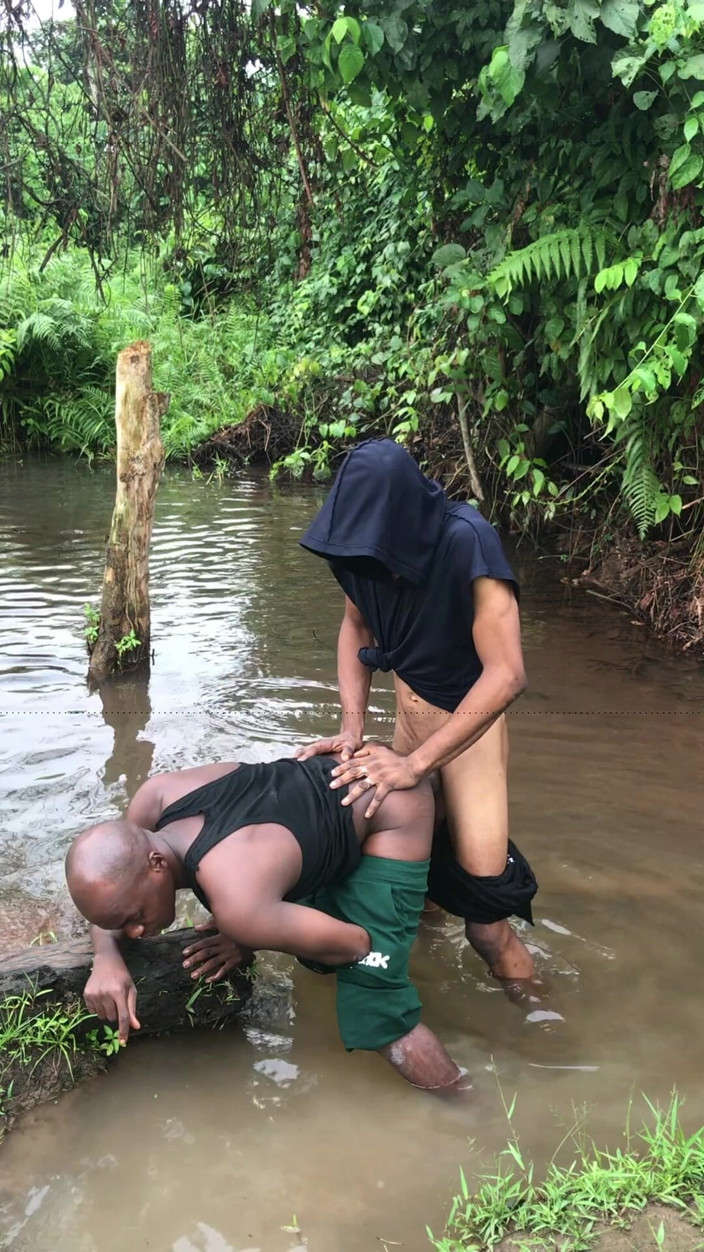 Sexylary: Nigerijští chlapci, kde byli přistiženi při sexu uvnitř bažinné řeky s...