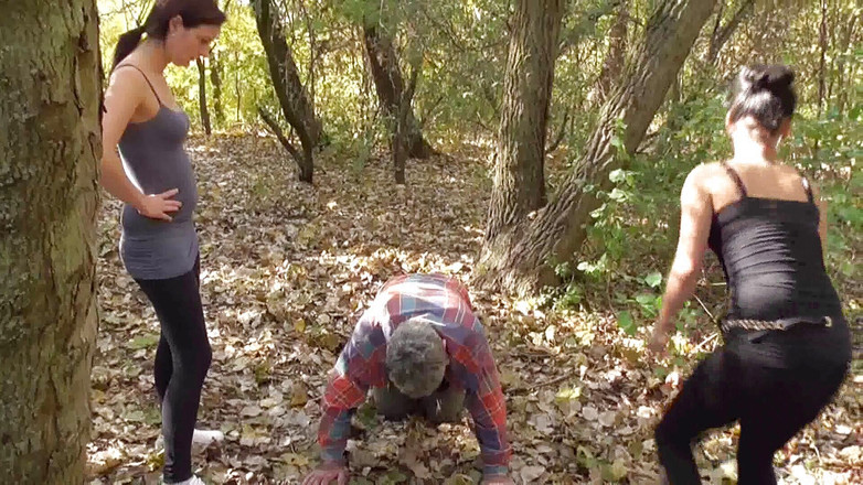 Femdom Austria: 森で年老いた奴隷を蹴る