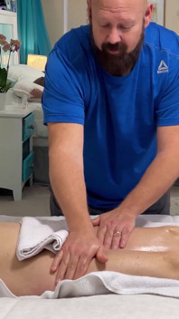 Azgın orta yaşlı seksi kadın masaj yaptırıyor ve anal sikişiyor 4k