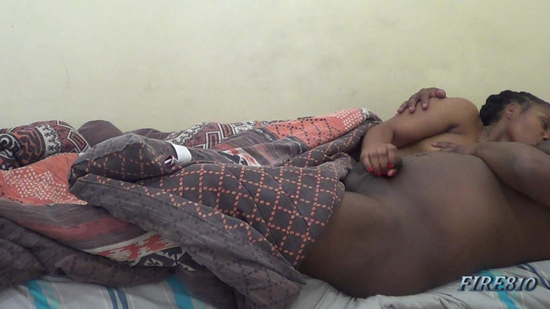 Fire810: 深亲吻时玩弄和抚摸鸡巴，然后吮吸黑鸡巴