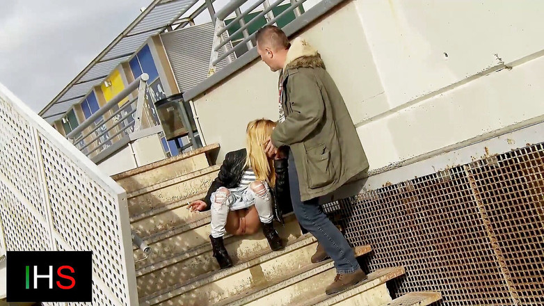 Italian hot scout and friends: 熟女在户外鹅卵石上做爱