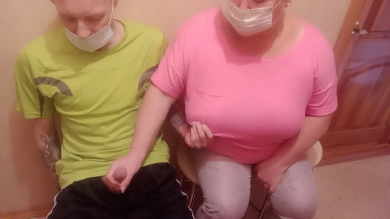 Zona901: A woman jerks off my cock in the waiting room