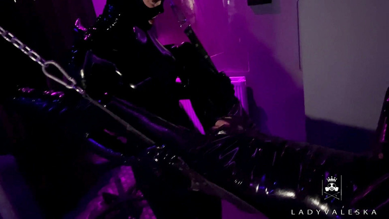 Lady Valeska: Avstängd latex knytnäv och knull