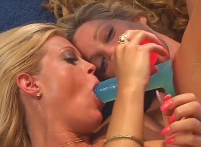 Lesbo Tube: Üç sarışın harika bir parti yapıyor