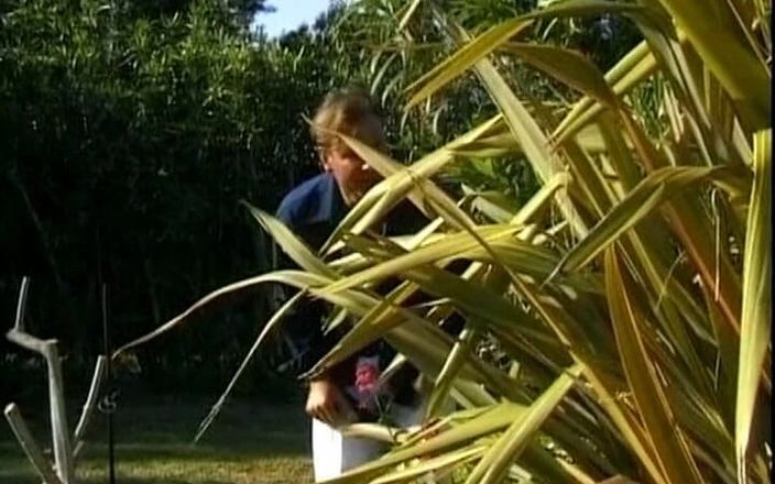 Deutsche Damen: Wunderschöne deutsche blondine bekommt ihren mund im garten gefüllt