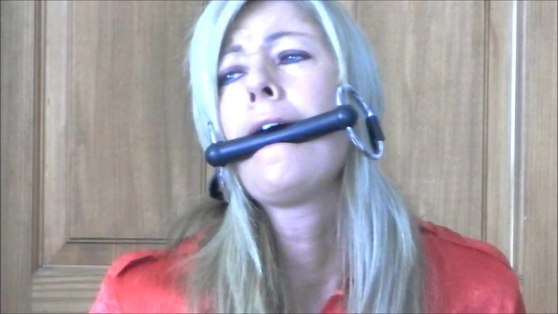 Selfgags classic: A escolha da madrasta: Qual mordaça usar na minha enteada...