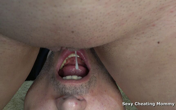 Sexy Cheating Mommy: Il mio schiavo cornuto pulisce la sborra dalla mia figa...