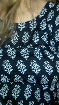 Sima recién casada disfrutó presionando las tetas de su marido