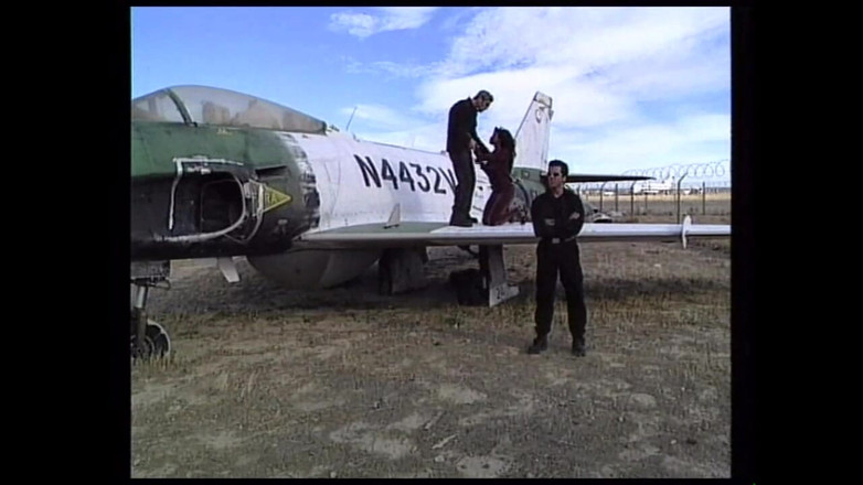 Deutschland porn: 그녀가 떠나기 전에 보디가드에게 따먹히는 그녀