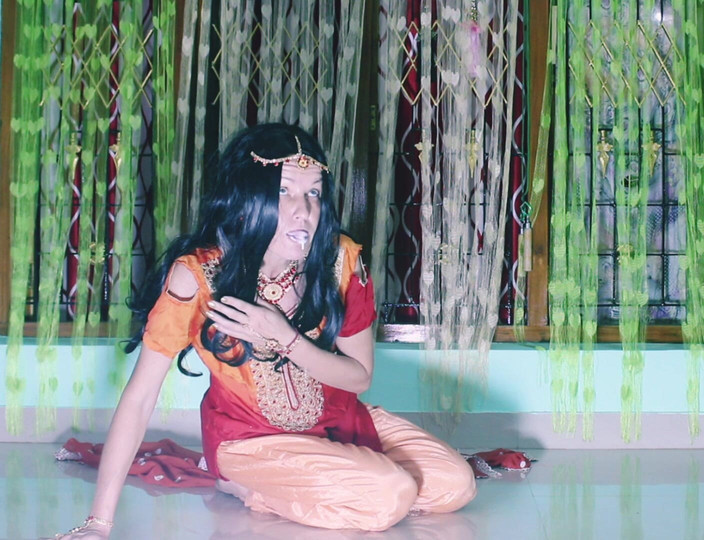 Bolly Karma: 熟女尝试大黑屌并被口爆