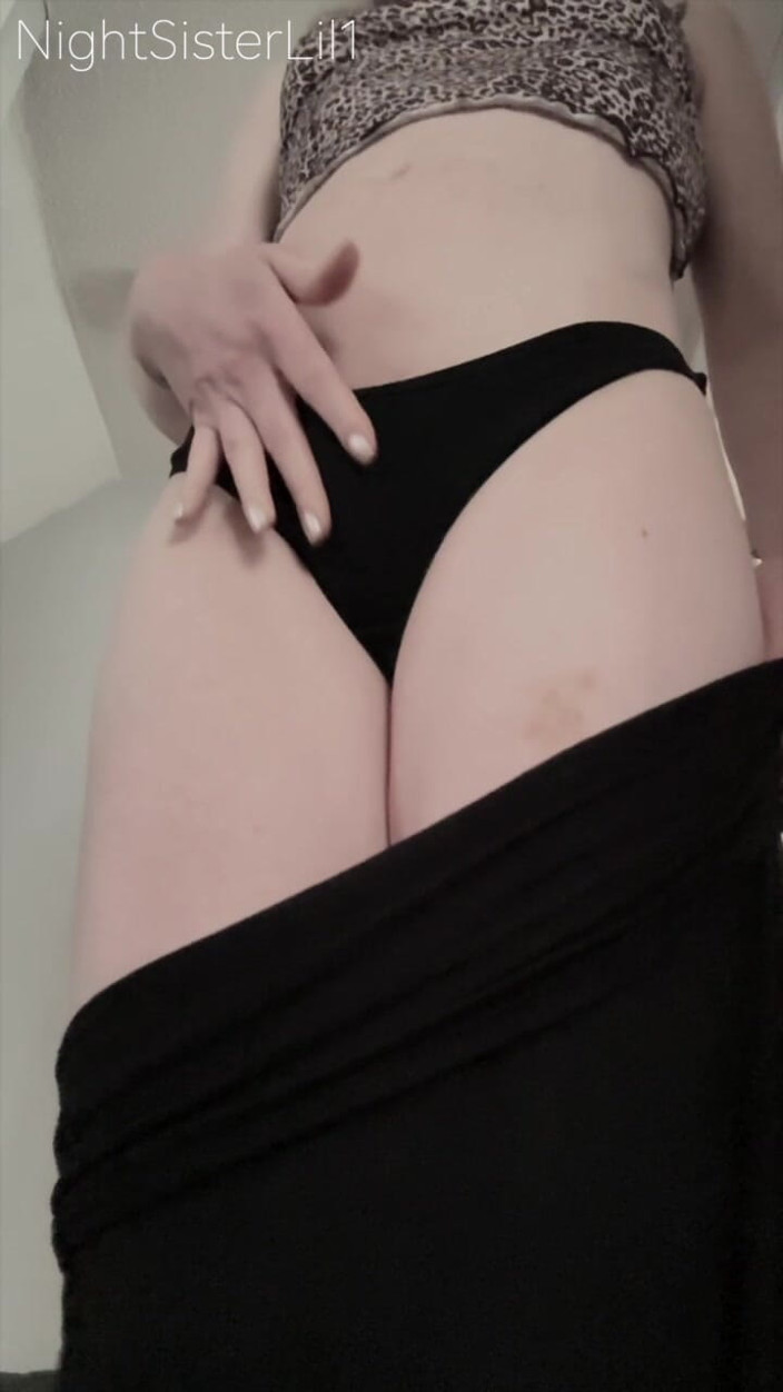 NightSisterLil1: Girl Next Door Strip och retas