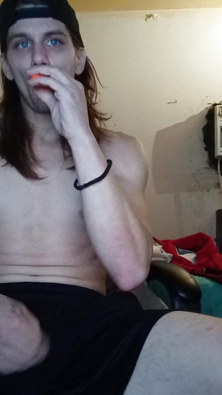 Smoke fetish: Sunny předvádí svého velkého ptáka