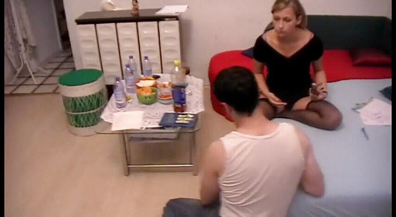 Femdom Austria: Richie makan pisang