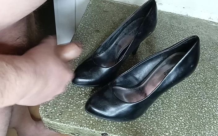 AdultGameplays: Masturbation und sperma auf high heels