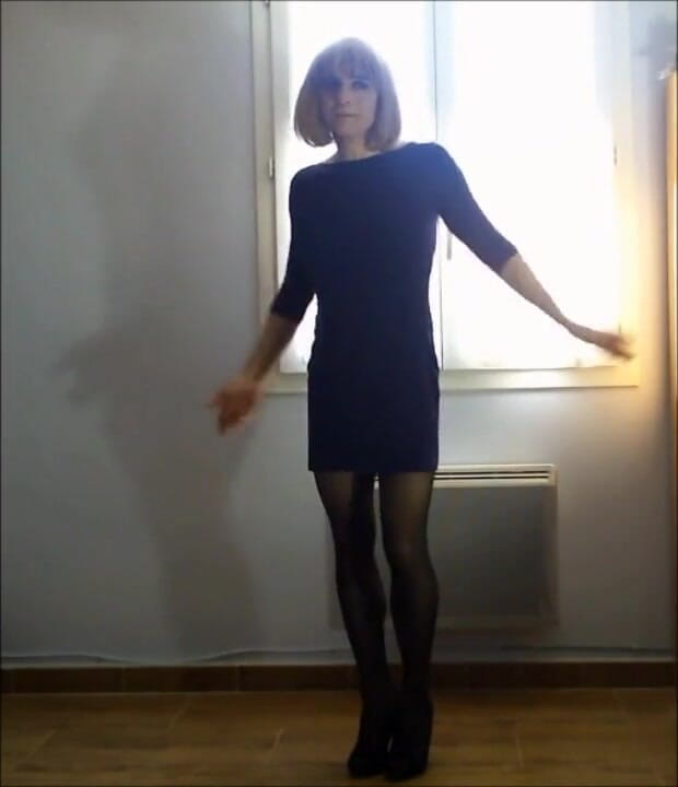 Faustine: Crossdresser Faustine sexy dance.