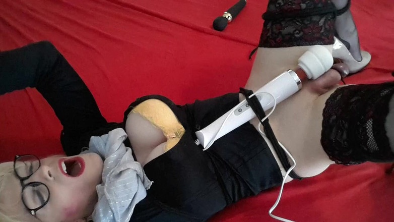 TV_Helena: 섹스 토이로 묶인 트란니