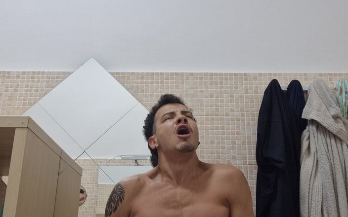 Fitguywithbigdick: 友達の家で秘密のオナニー