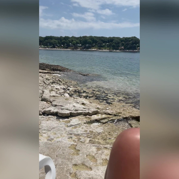 Spuirtcouplexxxx: Fată sexy în formă ejaculează pe plaja din Valalta, Punta Kriz,...