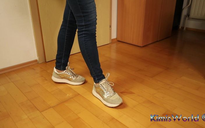 KimisWorld: Bege Sneakers &amp;sheer nylons - footplay e pendurado debaixo da mesa