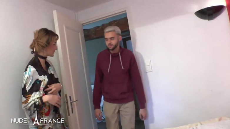 Nude in France: Çarpıcı küçük memeli ev hanımı evde masaj yapıyor ve bir...