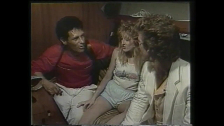 Vintage megastore: 털이 무성한 보지의 환상적인 빈티지 밀프의 엉덩이에 이중 삽입과 사정