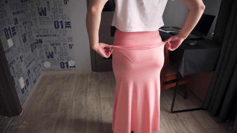 Teasecombo 4K: Uzun maxi etek içinde görünür külot çizgi fetişi azdırıyor