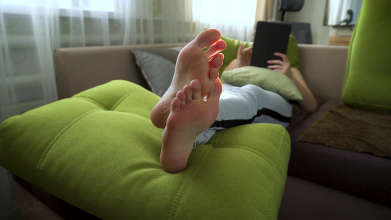 Teasecombo 4K: Fată sexy tachinându-și picioarele sexy, amatoare reală, filmare de acasă