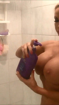 Nikki Benz play with pussy and cums in the shower!!
