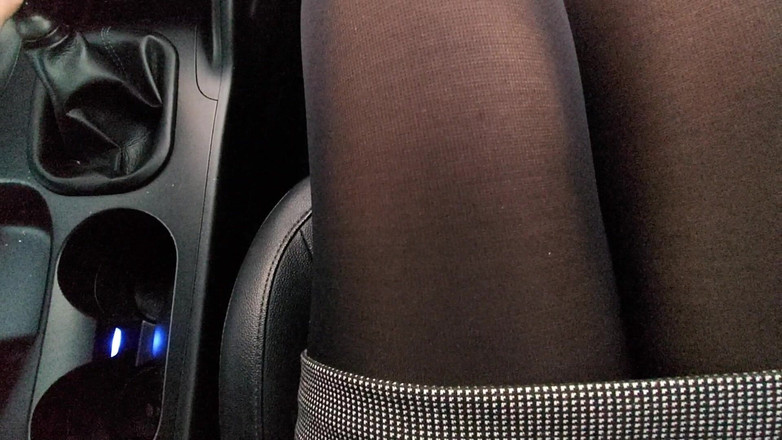 Step Mommy: मेरी सौतेली मम्मी मुझे कार में नाइलन पहनी अपनी टांगों से चिढ़ाती है