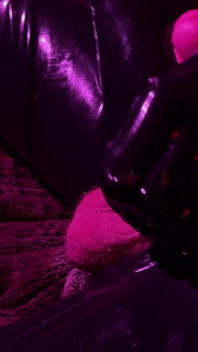 Guma a Ava Fetishart dávají perverzní latexové footjob, část 2