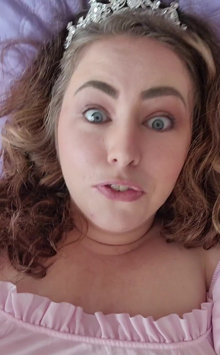 KinkyKatie: Anh sẽ làm gì nếu anh mở cửa và tôi đã...