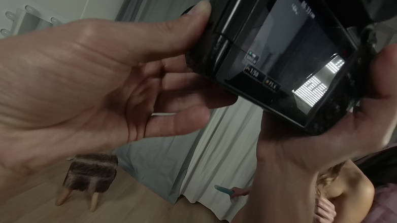 Ferrero: 片手でメレナ・マリア・リア・ディルドを抱き、もう片方の手でカメラを持ちます