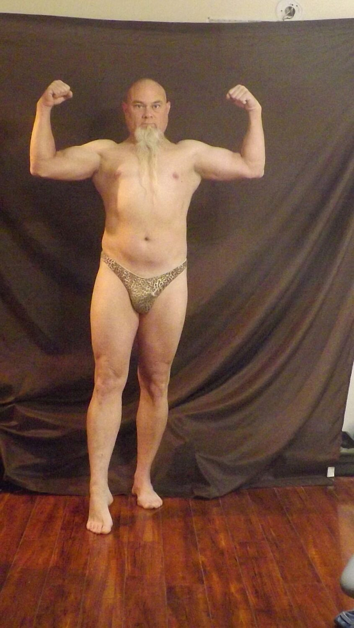 MrLeggs: Just me my cob, rosy palm dan saudara perempuan fifenya...