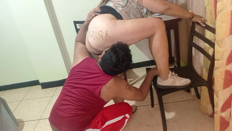 Milfta boohot: En parlant avec ma belle-mère mature, elle m’invite à sortir