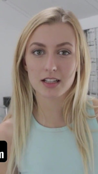 SisLovesMe - stallone fortunato catturato bionda arrapata che si strofina la figa viene invece a scoparla