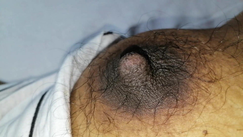 Sweety In Bed: 湿漉漉的紧致阴户的亚洲人妻在操了粉色阴户后全身放松，真热和令人敬畏