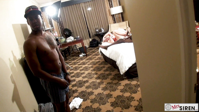 Siren XXX Studios: Děvka se nemůže najít velkého černého péra