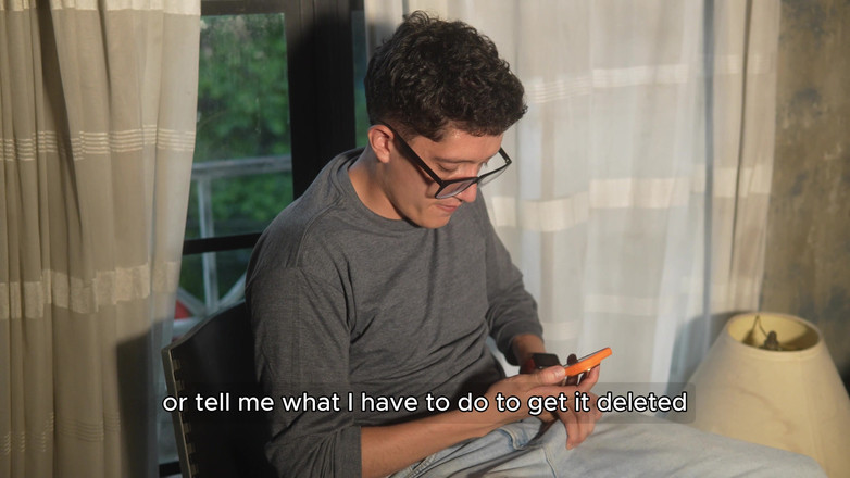 Pipe Boy: ロレナドルはセクシーなメッセージの失敗でオタクのパイプボーイとセックスし、カウガールとドギーで彼の大きなペニスに乗る