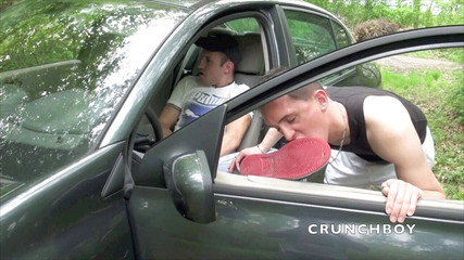 Sneaker gay: Trampki poddają się w exhib w samochodzie