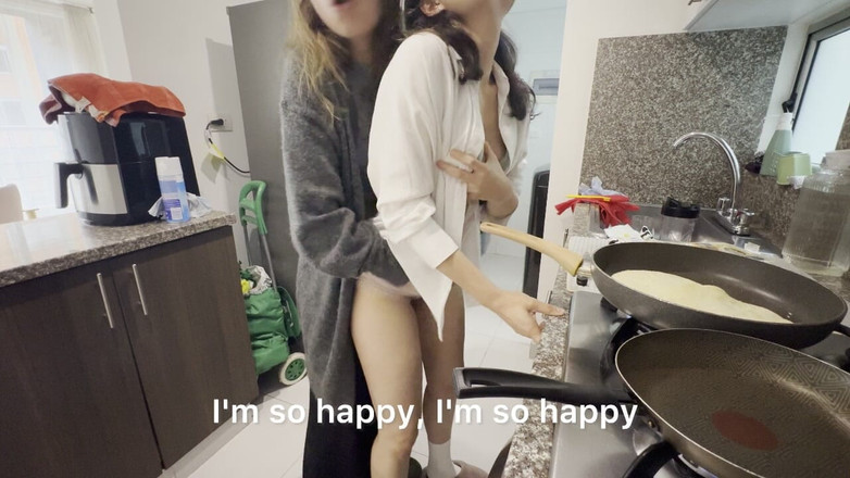 scarlettandc: किचन में मेरे पति की सौतेली बहन के साथ लेस्बियन सेक्स जबकि वह नाश्ता तैयार करती है और मेरा पति बेडरूम में है