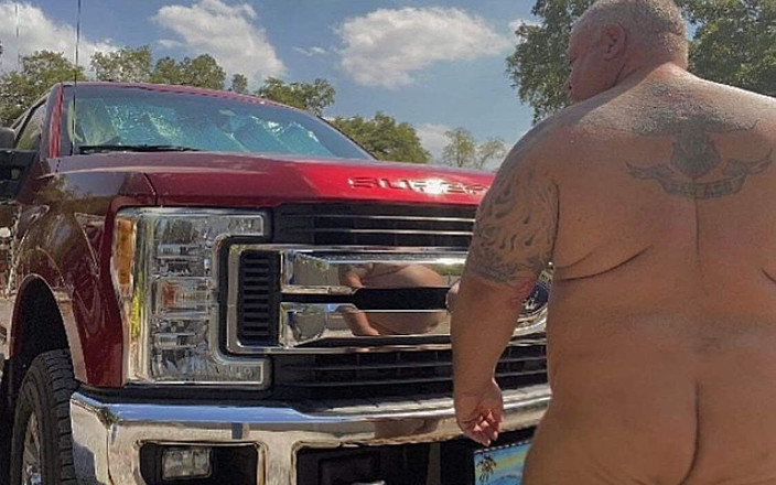 Hand-Free-Daddy-Chub: Tatăl cu mușchi păros își dezbracă lenjeria transpirată peste coaiele taurului...