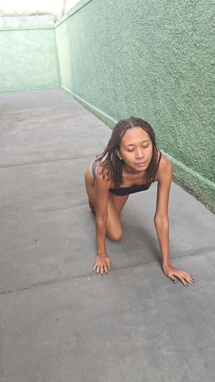 Lily Slav: Dívka čůrá v kalhotkách