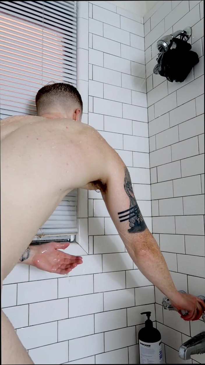 Stevie Trixx: 筋肉のFtmがシャワーで泡立ち、オナニーします