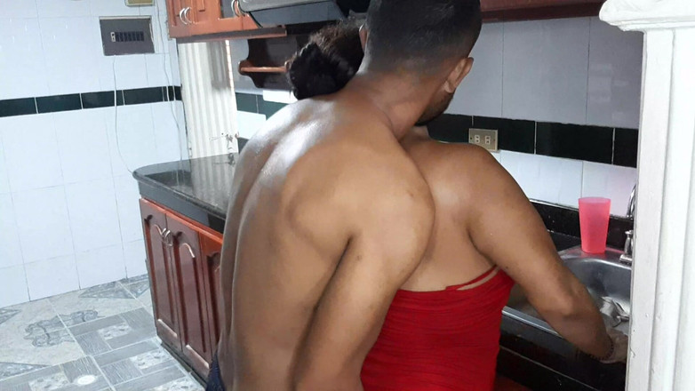 Javi: Miluji lízání zralé kundičky mé nevlastní matky