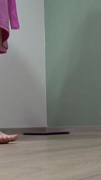 Giantess Housewife Anna Shows Her Feet