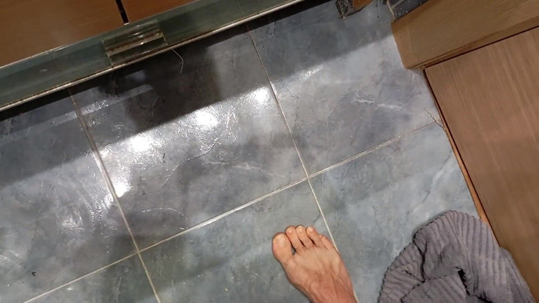 Elvissc: O cara sujo mostra seu pau flácido cheio de sêmen...