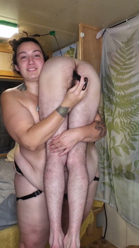 Carry & reward - starke BBW mit strap-on-Schulter tragen vorne