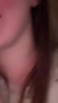 Echter amateur-selbstgedrehter sex mit einem langen schlampen-blowjob von einer süße